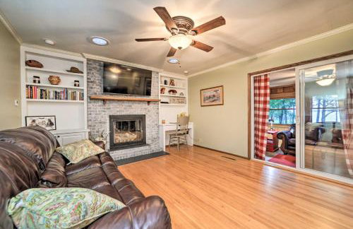 Charming Lakefront Home with Grill and Fire Pit! - Foto 5