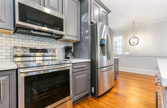 Spacious 5BR Urban Retreat with Balcony & Pool - Foto 46