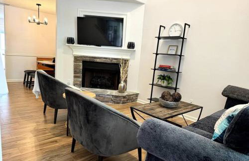 Bright Spacious Renovated Home Master on Main - Foto 13