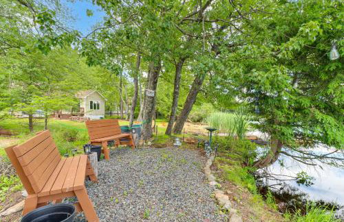 Lakefront Pocono Retreat w/ Hot Tub & Movie Hub - Foto 44