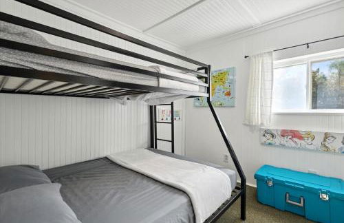 Sister Lakes Lakeside House - Sleeps 16 - Foto 15