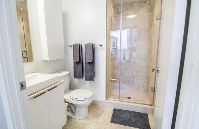 AOC Suites 2 Bedroom Condo, City CN Tower View - Foto 27