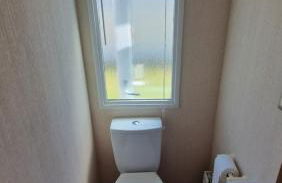 Spacious 6 Berth Caravan with Decking - Photo 8