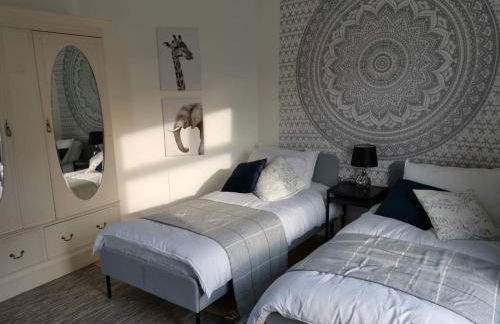 Corner House, Sleeps 8 in 4 Bedrooms, near train station, Great Value! - Photo 1