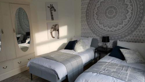 Corner House, Sleeps 8 in 4 Bedrooms, near train station, Great Value! - Foto 1