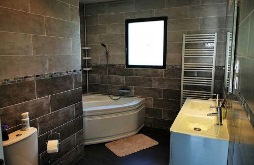 Villa contemporaine avec piscine à débordement dans un domaine viticole - Foto 3