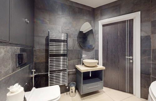 Stylish Penthouse with City Views and Aircon - Pass the Keys - Photo 19