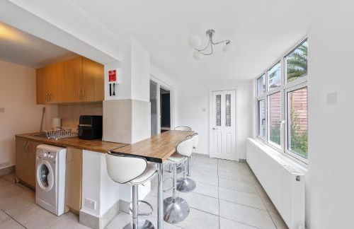 Lesley House 4 bed villa TV Internet Garden - Foto 20