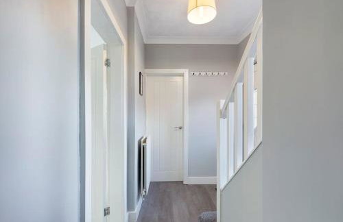 Stunning Family Home with Comfortable Surroundings by Our Home Short Stays ideally situated within Greater Manchester - Photo 25