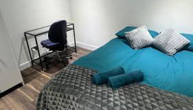 Spacious 3 Bed House with Garden & Free Parking - Photo 5