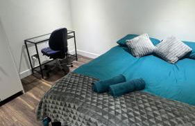 Spacious 3 Bed House with Garden & Free Parking - Foto 5