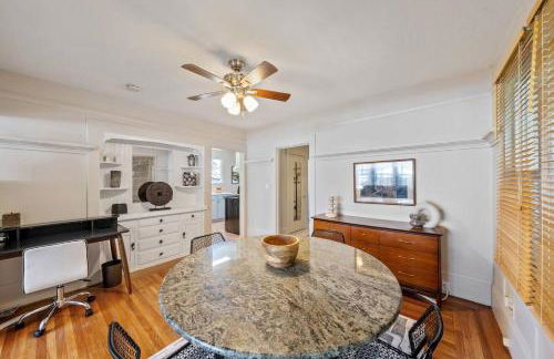 Refined and Roomy 1BD House with Laundry - Foto 8