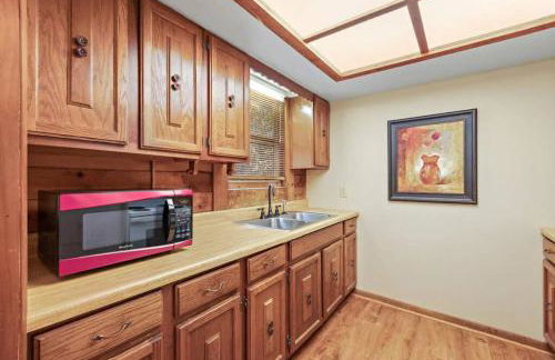 Classic Log Cabin with Fireplace on Quiet River - Foto 3