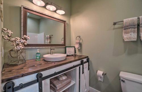 Modern Retreat with Deck Walk to White River! - Foto 18