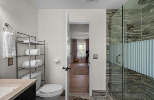 5 BedRooms Family retreat with GameRoom Near DC & Qunatico - Photo 16