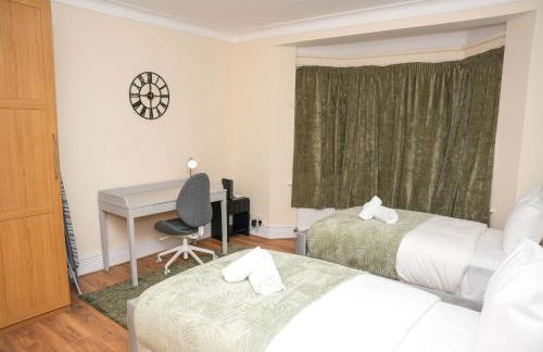 Large 4 Bedroom House Near Heathrow and M4 Free Parking - Foto 28