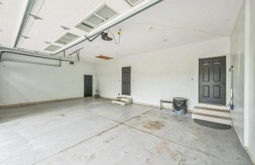 Lakeside Retreat with Hot Tub & Game Room home - Foto 49