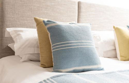 Water Mill at East Trenean Farm -Luxury Cornish Cottage sleeping 4 with hot tub, private garden, rural views and EV facilities - Foto 14