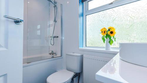 3 BR Property in Prestwich 15 mins from Manchester City Centre Garden Free parking Superfast WIFI Netflix - Foto 5, Shower