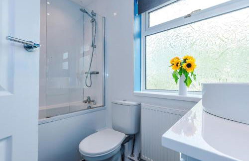 3 BR Property in Prestwich 15 mins from Manchester City Centre Garden Free parking Superfast WIFI Netflix - Foto 5