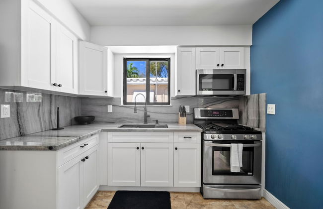 Stunning 3 Bd Pool House w Enchanting Water Views - Foto 40