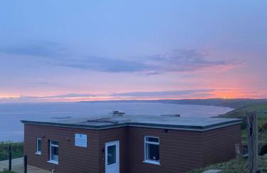 Sunset sea view chalet with hot tub - Photo 1