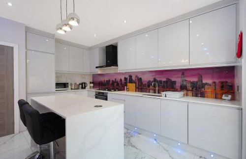 Stylish Home With Free Parking And Easy City Access - Photo 23