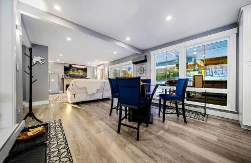 New Sunday River Ski Retreat with Hot Tub Spa - FirePit Sleeps 16 - Foto 65