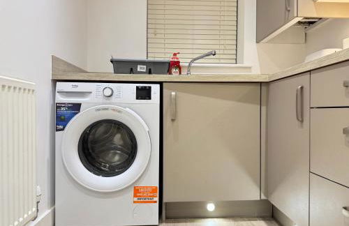 Stylish 2 Bedroom Home Near Lake with Free Parking & Garden - Photo 18