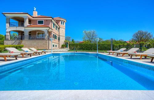 5-Bed Villa with Pool, Jacuzzi & Padel Court - Foto 53