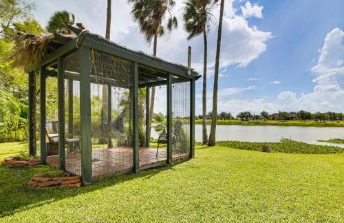 Riverfront Oasis with Private Deck in Los Fresnos! - Foto 2