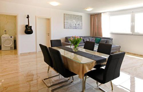 Modern 2-Bed Apt, Late check in available - Photo 26