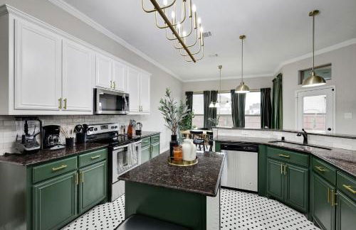 5-Bed 2-Bath with Pool & Backyard Retreat - Foto 12