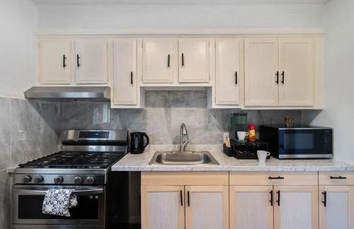 3BR Home 2 Baths Bonus Room, Minutes to NYC - Photo 3