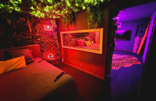 Love room avec spa privatif et salle de jeux adultes - Foto 2