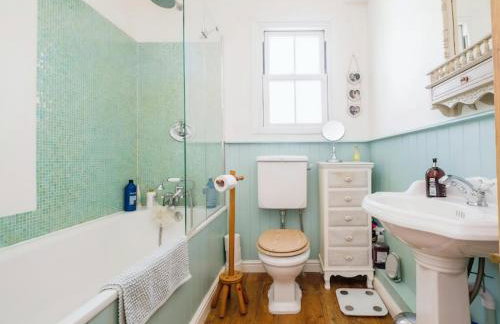 3 Bed 2 Bath Cottage with private parking and garage - Foto 11