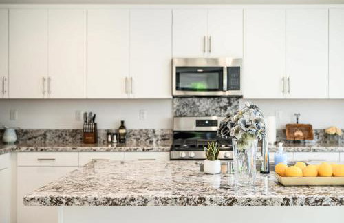 Spacious 5BR Getaway w Game Room & Modern Comfort - Photo 34