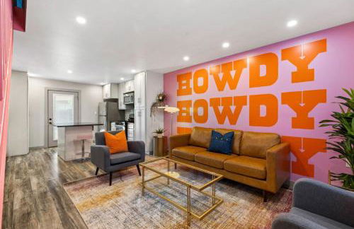 Ladybird Pink Palace SoCo Dream Townhome! - Foto 3