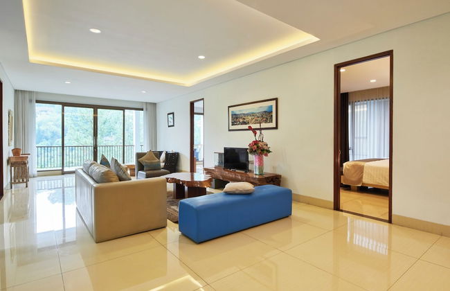 Mentari Hill View 8 BR heated pool and movie room - Photo 17