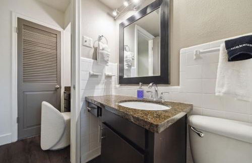 Special 2BR Galleria Condo Pool View Private Entrance - Foto 25