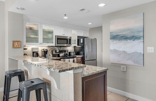 Spacious 2BR Condo w/ Partial Gulf Views, Pool, Across the Street From Beach! - Foto 14