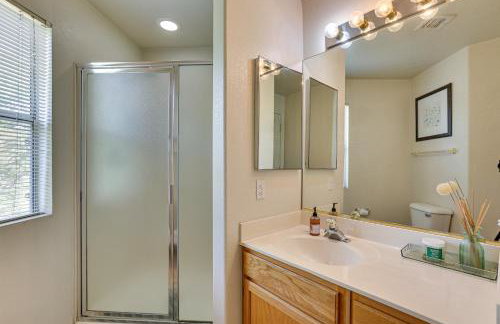 Getaway with Balcony and Spa 13 Mi to Old Town - Foto 13