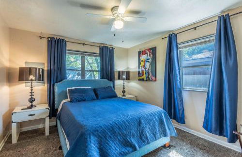 Spacious Home - Pet Friendly with Fenced Backyard - Foto 12