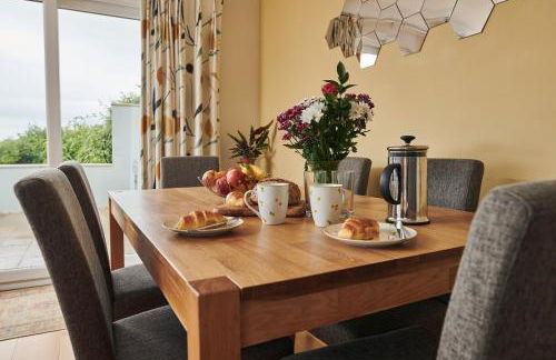 Lloret, Contemporary Retreat with Hot Tub & Waterside Views - Photo 26