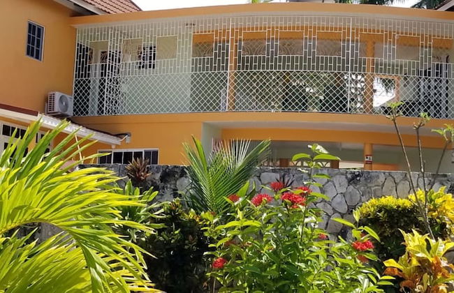 Holiday House Second floor Ste - Photo 48