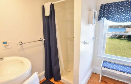 Waterfront Fun at this Huge Family Estate - Foto 16