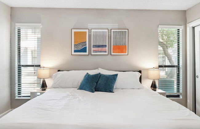 Charming King Bed 1BR w Pool 5 Min to DT - Photo 7