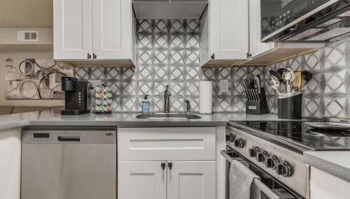 Quiet Modern Heavenly Paradise Love and Balcony Near Lake, Mall, Food, Entertainment! - Foto 2