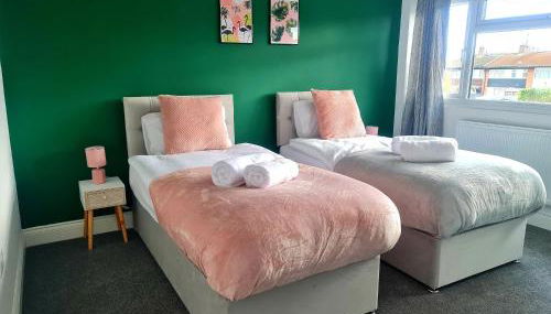 Elegant Bedroom -Near M25, Free Parking , Free WiFi - Foto 2, towels