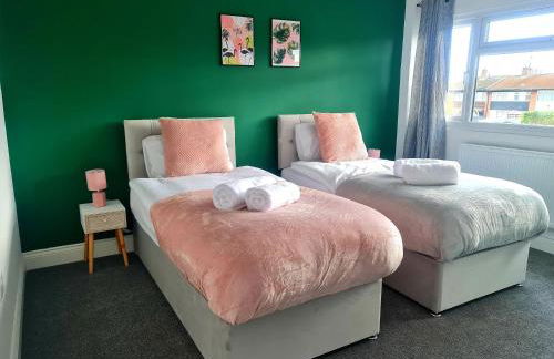 Elegant Bedroom -Near M25, Free Parking , Free WiFi - Foto 2